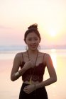 Porträt einer lächelnden Frau am Strand von Bali, Indonesien — Stockfoto