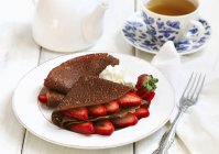 Crepes al cioccolato con fragola e panna montata — Foto stock
