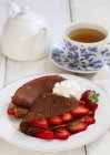 Schokoladen-Crêpes mit Erdbeere und Schlagsahne — Stockfoto