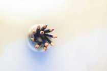Вид зверху Кольорові олівці в банці — стокове фото