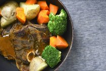 Côtelettes d'agneau grillées aux pommes de terre, carottes et brocoli — Photo de stock