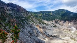 Живописный вид на гору Тангкубан Пераху, Западная Ява, Индонезия — стоковое фото