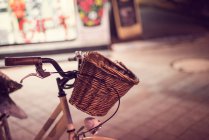 Fahrrad in einer Straße abgestellt — Stockfoto