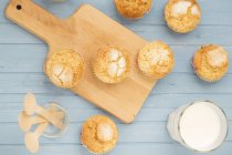 Vista superior de mini muffins com vidro de leite — Fotografia de Stock