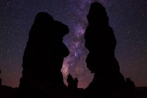 Vista panorámica de la formación de rocas y la Vía Láctea, desierto árabe, Arabia Saudita - foto de stock