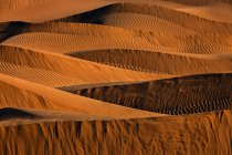 Primer plano de dunas de arena, desierto árabe, Arabia Saudita - foto de stock