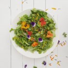 Salat von oben mit essbaren Blüten — Stockfoto