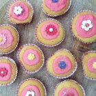 Vista superior de sabrosos cupcakes con glaseado rosa — Stock Photo