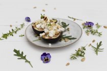 Figues au fromage de chèvre et miel sur table — Photo de stock