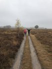 Ragazza e ragazzo che camminano lungo il sentiero, Laren, Olanda — Foto stock