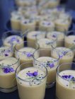 Холодный тыквенный суп с съедобными цветами — стоковое фото