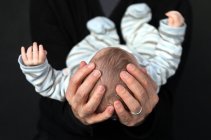 Отец держит новорожденного мальчика — стоковое фото