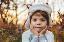 Retrato de un niño con sombrero de invierno - foto de stock