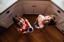 Junge und Mädchen stehen in der Küche und trinken Wasser — Stockfoto