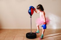 Menina em tutu rosa e sapatos de salto alto aprendendo a caixa — Fotografia de Stock
