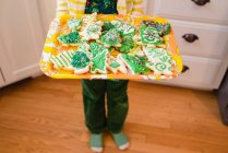 Image recadrée de Fille tenant plateau avec biscuits de Noël — Photo de stock