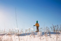 Ragazzo ciaspolata in inverno sulla natura — Foto stock