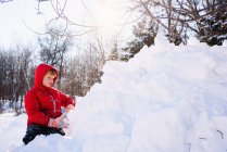Хлопчик грає на снігу — стокове фото