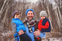 Padre con due figli — Foto stock