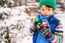 Garçon tenant des décorations de Noël — Photo de stock