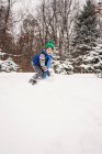 Boy Making tenant une boule de neige géante — Photo de stock