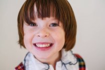Close-up retrato de menina feliz no fundo branco — Fotografia de Stock