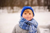 Retrato de un niño de pie en la nieve - foto de stock