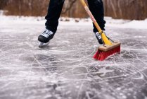Uomo pulizia pista di ghiaccio — Foto stock