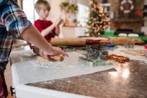 Dos chicos haciendo galletas de Navidad - foto de stock