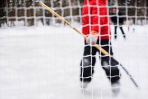 Imagem cortada de menino de pé no objetivo de hóquei no gelo — Fotografia de Stock