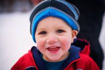 Retrato de niño pequeño en la nieve - foto de stock
