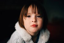 Porträt des schönen kleinen Mädchens auf schwarzem Hintergrund — Stockfoto