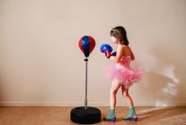 Mädchen in rosa Tutu und Stöckelschuhen lernen Boxen — Stockfoto