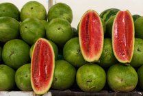 Primo piano vista di angurie dolci e fresche in un mercato — Foto stock