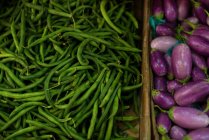 Vista close-up de feijão verde e berinjelas no mercado — Fotografia de Stock