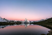 Живописный вид на гору Маттерхорн на закате, Церматт, Швейцария — стоковое фото