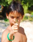 Мальчик, держащий лягушку, Калифорния, Америка, США — стоковое фото