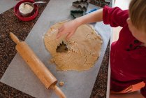 Tiro cortado de menino fazendo biscoitos de Natal — Fotografia de Stock