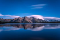 Malerischer Blick auf die Bergkette, die sich im Wasser spiegelt, bettmeralp, Schweiz — Stockfoto