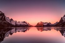 Lever de soleil sur les montagnes, Lofoten, Norvège — Photo de stock