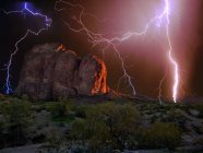 Vista panorámica de Lightning over Courthouse Rock, Eagletail Mountain Wilderness, Arizona, América, EE.UU. - foto de stock