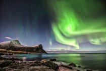 Vista panorámica de las majestuosas auroras boreales, Myrland, Lofoten, Noruega - foto de stock