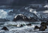Vue panoramique sur la mer agitée, Myrland, Flakstad, Lofoten, Norvège — Photo de stock