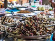 Крупный план азиатской уличной еды на столе — стоковое фото
