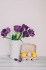 Тюльпаны в кувшине с коробкой пасхальных яиц — стоковое фото