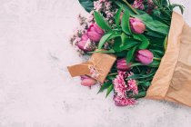 Tulpen Blumen mit verpackter Geschenkbox — Stockfoto