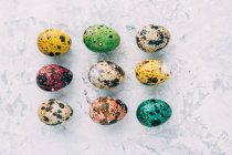 Œufs de Pâques multicolores sur fond altéré — Photo de stock