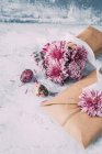 Envelope e vaso com flores rosa e ovos de Páscoa — Fotografia de Stock