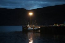 Рыболовецкое судно пришвартовалось у пира, Фабапул, Шотландия, Великобритания — стоковое фото