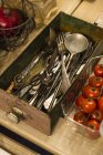 Ziehen mit Vintage-Besteck und Tomaten — Stockfoto